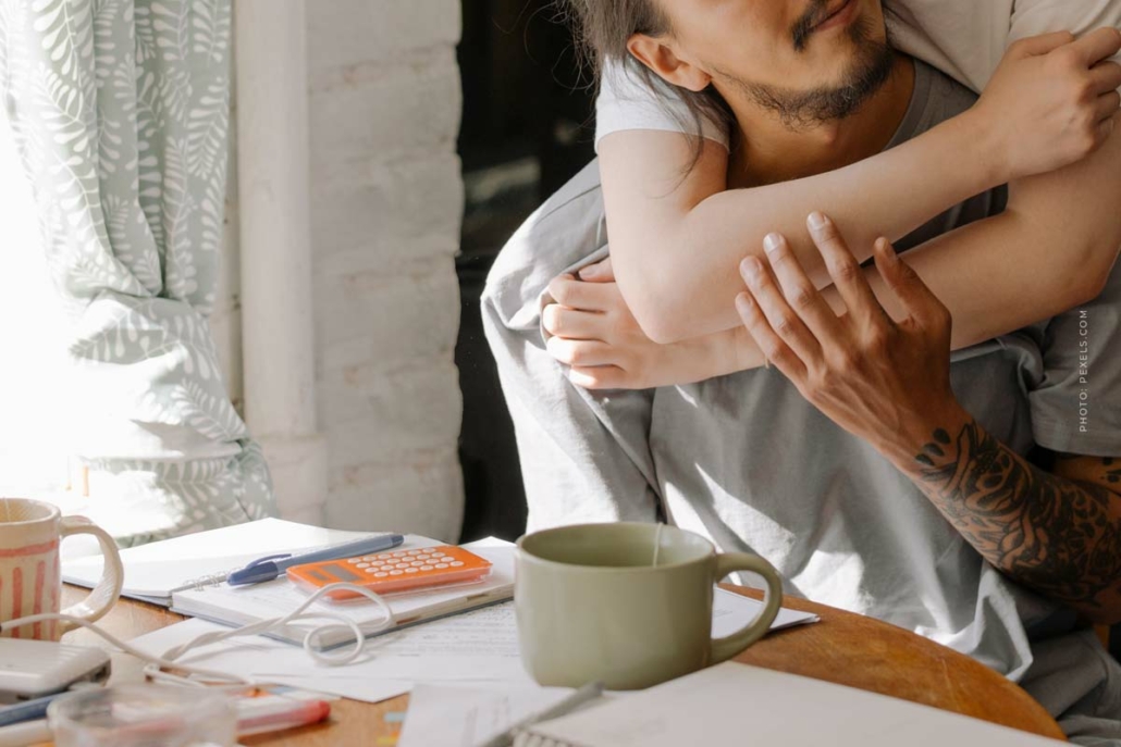 Junges Paar in erster Wohnung